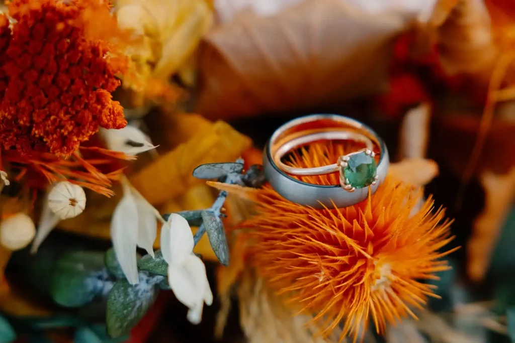 Unique wedding ring with emerald jewel